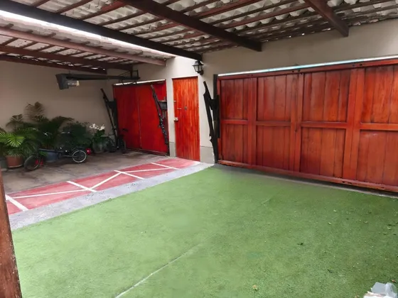 En Venta: Casa De 3 Pisos A Medio Metro Del Malecón  Miraflores