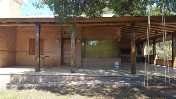 Casa En La Serranita Con Escritura, (apta Credito) Pileta,  2 Dormitorios 