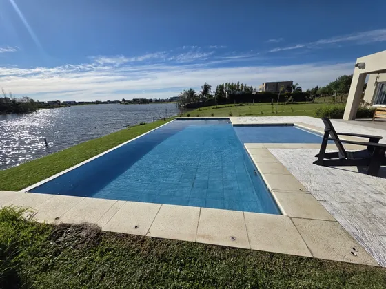 Casa En Alquiler  Anual  Con Salida A Laguna  Y Pileta - Barrio San Sebastian - Pilar 