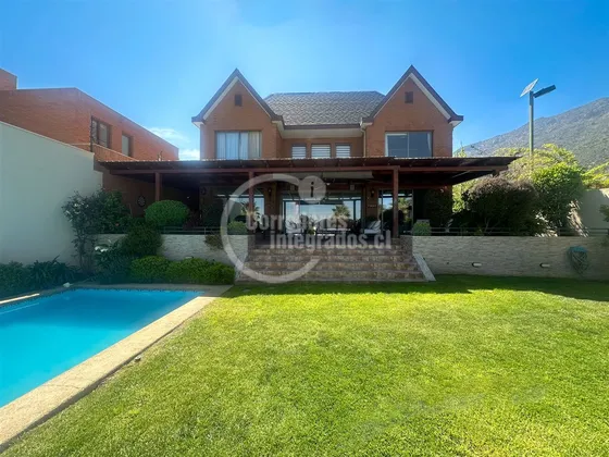 Casa En Venta De 5 Dorm. Condominio En Las Condes