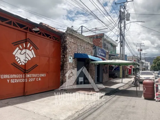 Amplio Terreno En Venta Con Locales Comerciales Calle Mariño.