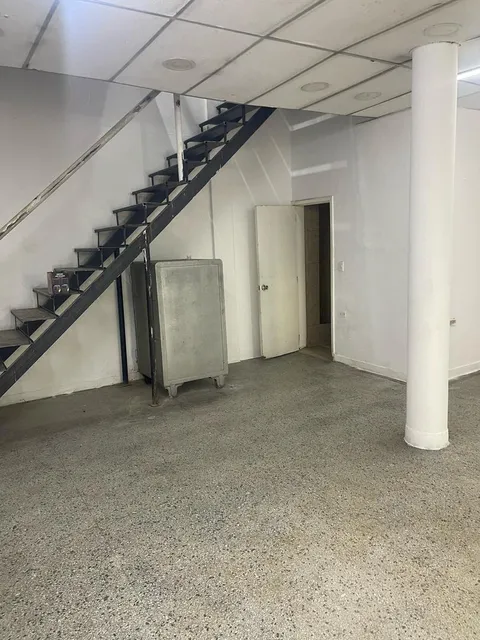 Maritza Lopez Alquila Local Comercial De Dos Planta En El Centro De Valencia,bajando Por La Calle De Los Saneros
