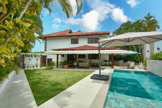Casa En Venta En Cuesta Hermosa 3 Con Patio Y Piscina De 3 Habitaciones Y 4 Parqueos 
