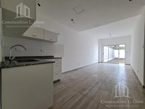 2 Ambientes Con Patio, Parque Propio Y Cochera Cubierta- Lomas De Zamora