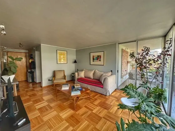 Depto. En Venta 3 Dorm. Servicios Y Dos Estac. En Las Condes