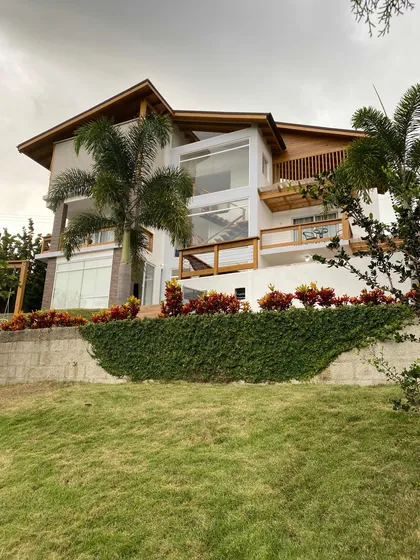 En Jarabacoa Villa De 3niveles En Venta Con Piscina.