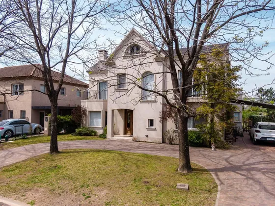Casa De Muy Buena Calidad En  Santa Maria De Los Olivos
