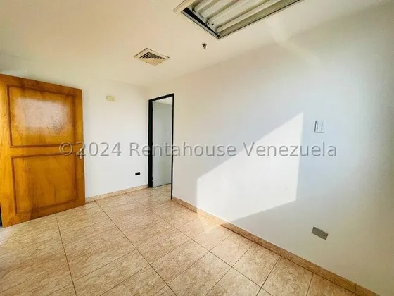 Jip 25-17044. Rent-a-house Alquila Oficina Comercial En La Emblemática Torre Sindoni 28,72 Mts2, Consta De 2 Ambientes, ´planta Eléctrica Para Áreas Comunes, Conectada A Pozo. Torre Sindoni, Maracay