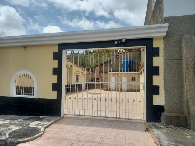 Casa En Los Teques De 300 M2,4 Hab, 3 Baños 5p/e ( Acropolis)