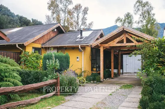 Venta De Propiedad Con Dos Casas En Sector Residen...