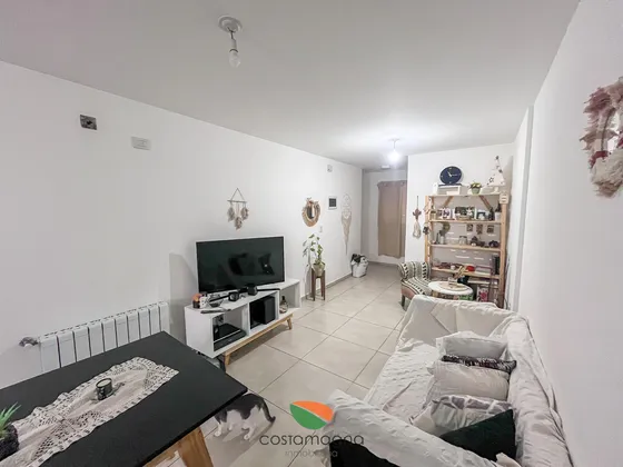 Amplio Departamento 2 Dormitorios 2 Baños Con Balcón Y Radiadores En General Paz