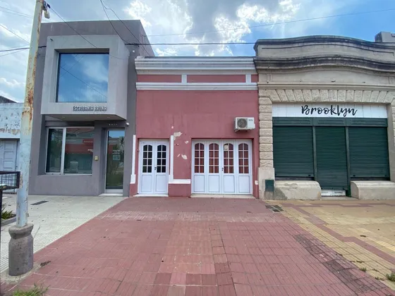 Venta Casa 2 Dorm., Cochera Y Patio En Lag. Paiva