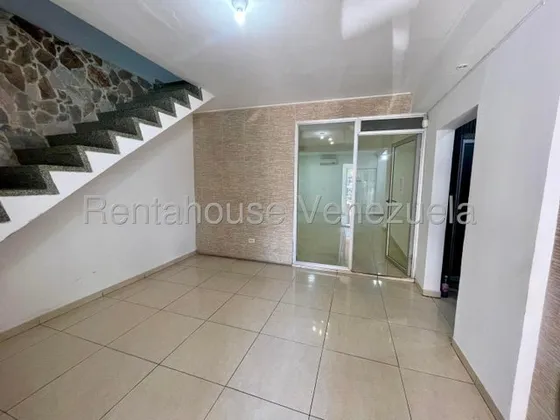 Daniela Linarez Alquila Locales Comerciales En Pleno Este De Baarquisimeto Dispone De 60m2 Ubicado En Centro Comercial Queda Con Aires Acondicionados Y En Impecables Condiciones                       