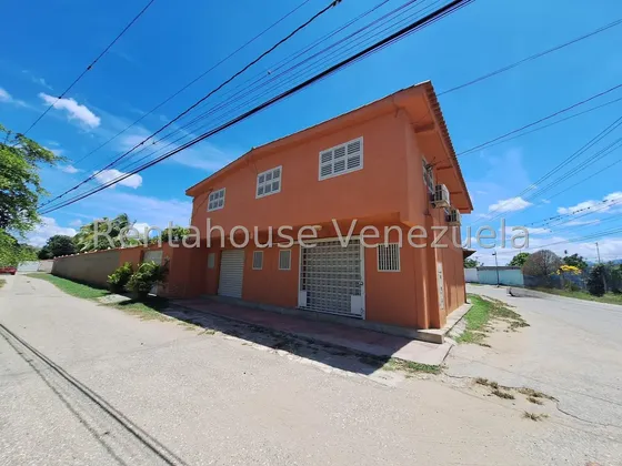 Casa En Venta Con Locales Comerciales Y Amplio Terreno En La Montanita Cabudare,lara 26-16185 Aa//