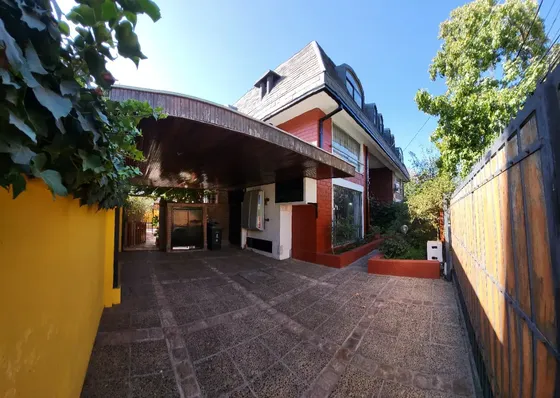 Casa En Venta En Ñuñoa Con Piscina Y Jardín