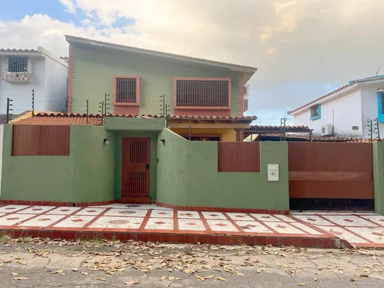 Se Vende Casa Calle Cerrada Con Vigilancia El Parral