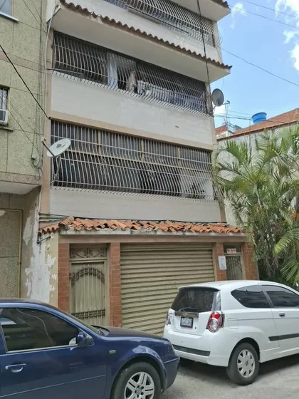 Local De 3 Niveles Con Apartamento En Venta En Catia