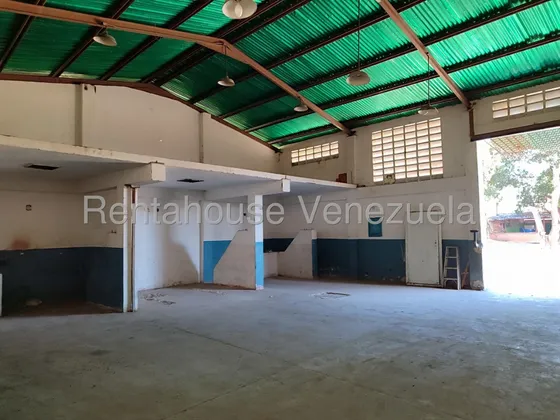 Galpón En Alquiler En La Avenida Aragua Maracay Con Terreno De 8.548 M2 Y Un Galpon Funcional De 560 M2 Con Oficinas Y Baños Con Todos Los Servicios Básicos Agua Y Electricidad Trifásica Nela 25-16871