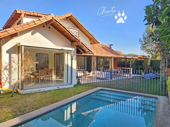 Casa Remodelada Con Piscina Y Jardín En Lo Barnechea
