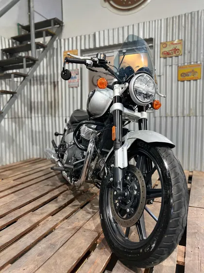 Royal Enfield Super Meteor 650 *con Accesorios*