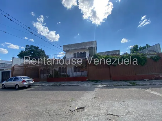 %% Raiza Suarez Vende Encantadora Quinta Super Amplia En El Oeste De Barquisimeto 2 5 1 1 5 4 8 Posee 10 Habitaciones 4 Baños Con Todos Los Servicios Básicos Excelente Ubicación.                      