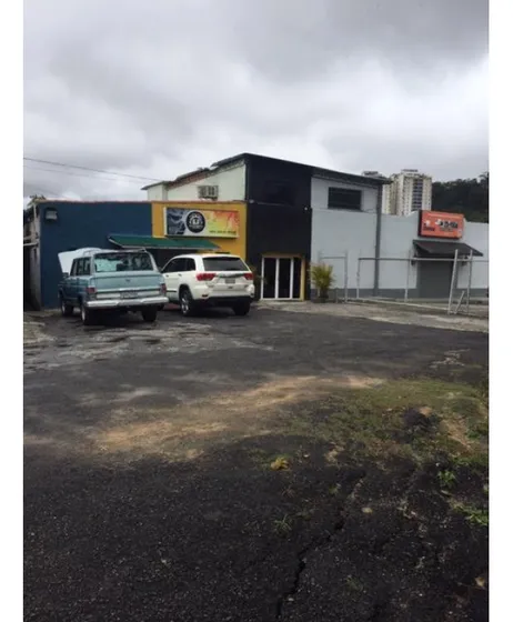 Venta De Terreno Con Galpones Y Locales Comerciales La Boyera