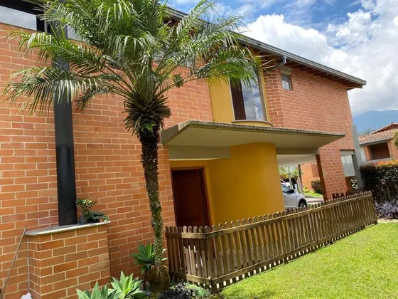 Hermosa Casa En Venta En Envigado Con Hermoso Jardin Interior