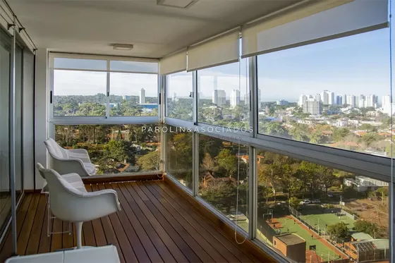 Apartamento En Venta De 2 Dormitorios En Edificio Tunquelen, Punta Del Este.