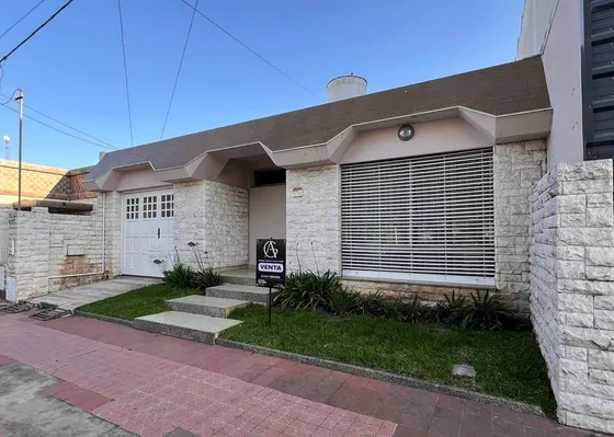 Casa De 4 Dormitorios 2 Baños Y Pileta 