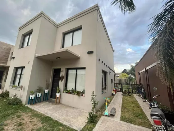 Casa En Venta - 3 Dormitorios 2 Baños - 310mts2 - Ituzaingo