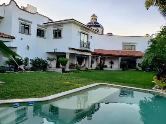 Excelente Casa  En Zona Dorada De Cuernavaca, Espacios Amplios Y Acabados De Lujo.