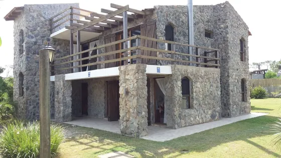 Casa En La Juanita Uruguay 1cuadra  Del Mar Para 9 Personas Con Aire Acondicionado