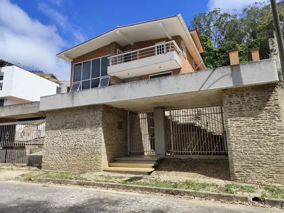 Casa Remodelada En El Placer Municipio Baruta. 3 Niveles