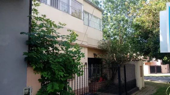 Casa En Venta - 3 Dormitorios 2 Baños - Cochera - 180mts2 - Hurlingham