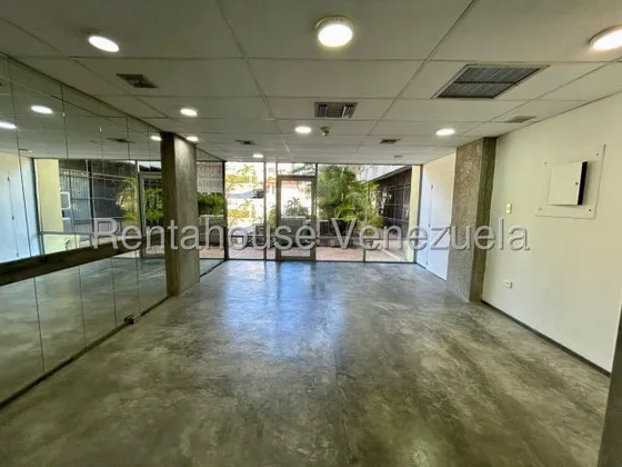 Daniela Linarez Alquila Locales/oficinas En Una De Las Mejores Zonas Del Este De Barquisimeto Cuenta Con Planta Electrica Baño Aire Integral Oficinas Administrativas Y Todos Los Servicios Basicos     