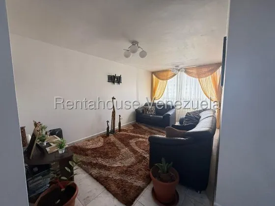 Julio Latouche 25-23578 Apartamento En Venta Av. Bolivar Valencia, Muy Cerca A Farmatodo, Amplio Cómodo Y Remodelado, Tuberías Nuevas, Sin Problemas De Agua. Pide Tu Cita Contáctame.