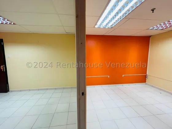 Oficina Comercial O Showroom, En La Iconica Y Prestigiosa Torre Sindoni De Maracay 24-23542 Irrr
