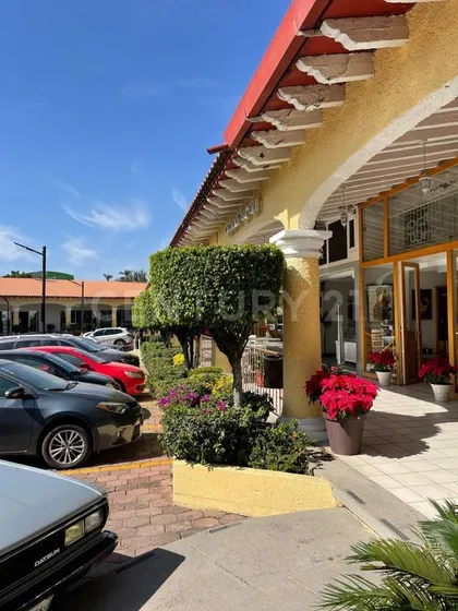 Renta De Local En Plaza Laureles, Excelente Ubicación Y Gran Seguridad