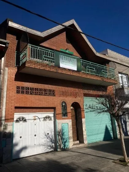 Casa En Venta - 6 Dormitorios 5 Baños - Villa Lugano