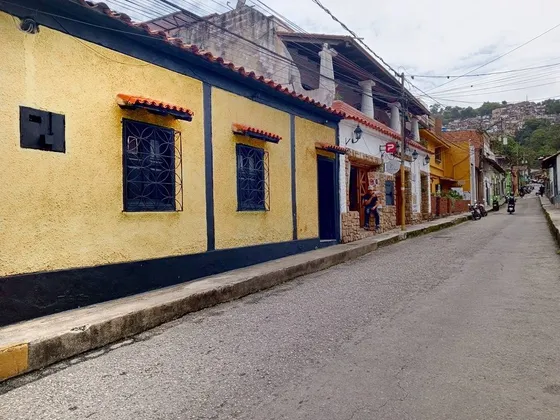 En Venta Local  Comercial En El Hatillo, De 245m², Ideal Para Restaurant O Negocio