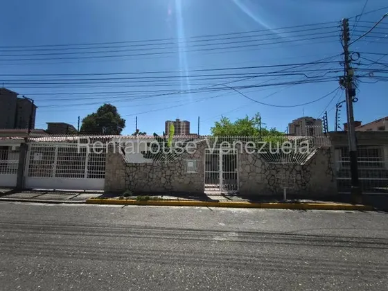 Se Vende Estupenda Casa En La Urbanización El Centro, Maracay (jbra Cod. 26-12697)