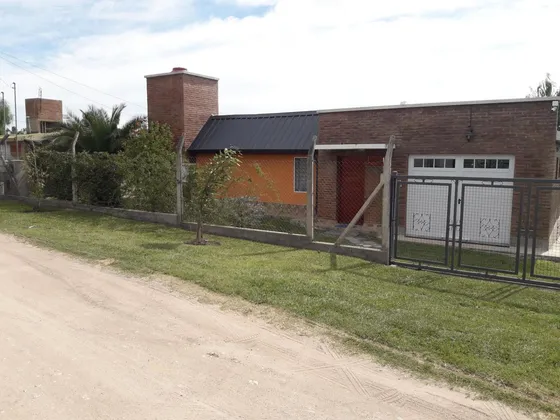 Tanti: Casa En Venta / Dos Dormitorios / Galería / Gran Parque Y Pileta