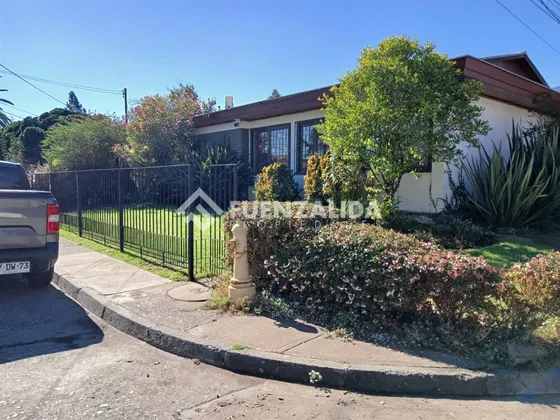 Casa En Venta De 4 Dorm. En La Reina