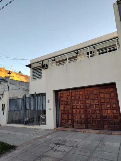 Hermosa Casa 5 Amb Con Parque Y Pileta / Permuta Depto. Ctro. Lanús