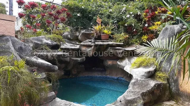 Hermosa Casa, Bien Distribuida Mls #25-14775 Ng