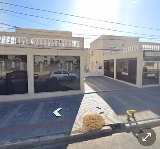 Complejo De Departamentos Con Local Comercial