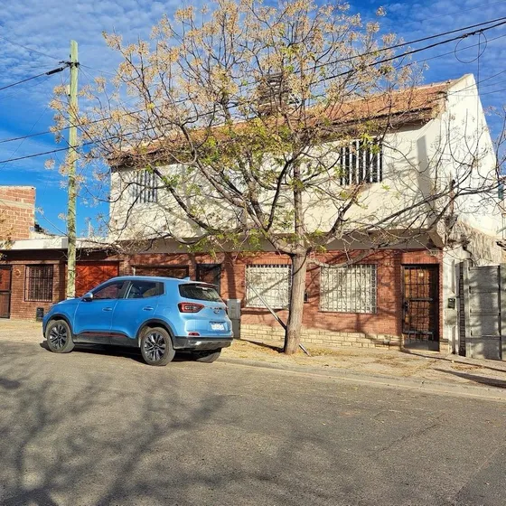 Casa En Venta - 6 Dormitorios 2 Baños - Cocheras - 200mts2 - Neuquen