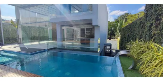 Se Vende Casa 500m2 La Floresta 3768 