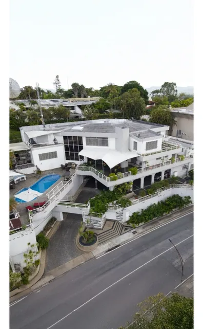 La Lagunita Casa Estilo Miami Vice 1753m2 5h+s/9b/9pe