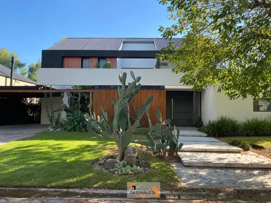 Casa En Venta En Barrio Septiembre, 6 Ambientes Con Pileta!